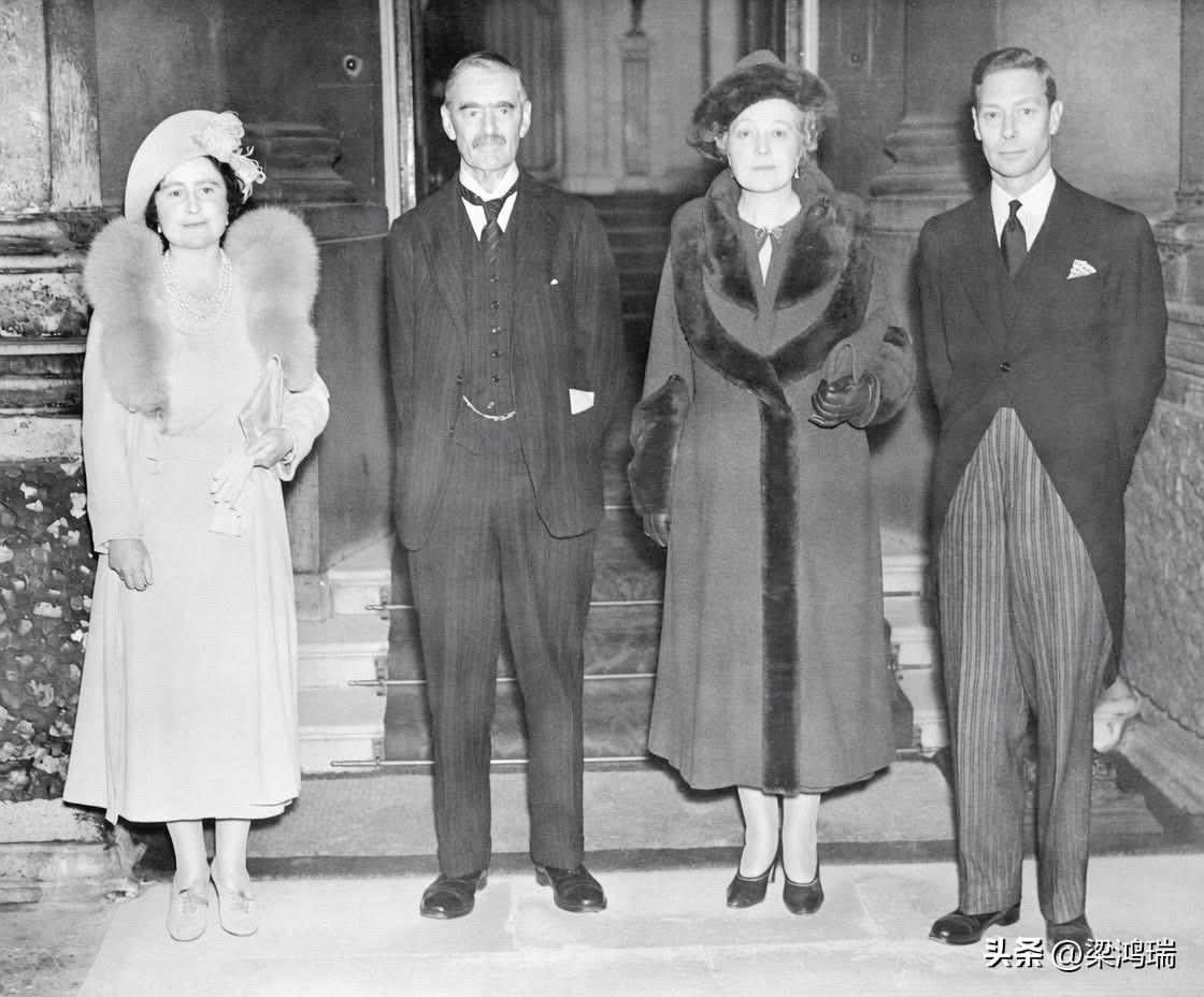 1938年10月8日，在伦敦的白金汉宫，一位虽显疲惫却如释重负的首相——内维尔·