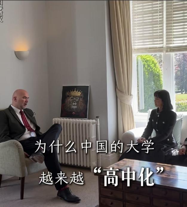 标题：大学别关门
大学本来就是连接校园和社会的桥梁，而不是把学生一直关在象牙塔里
