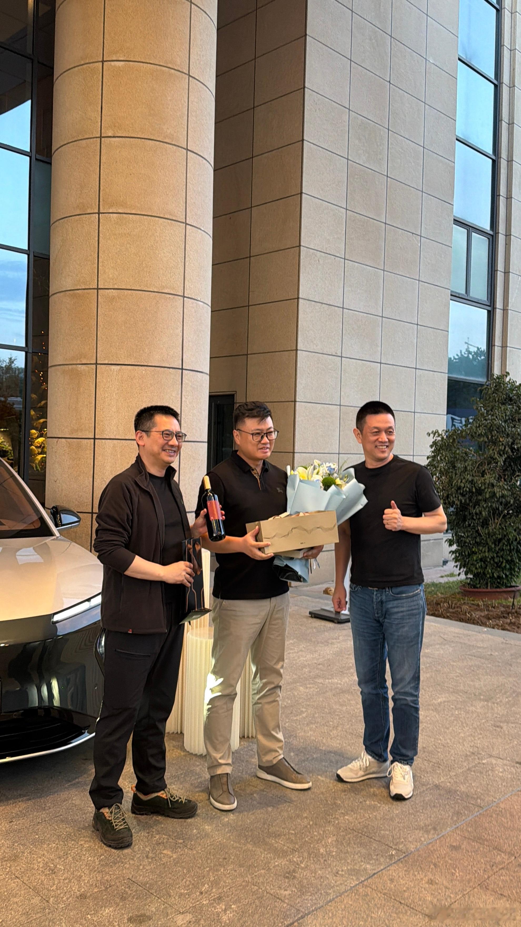 今天新疆车友年会，斌哥力洪直接现场交付两台9系，一台ET9，一台ES9。图2是我