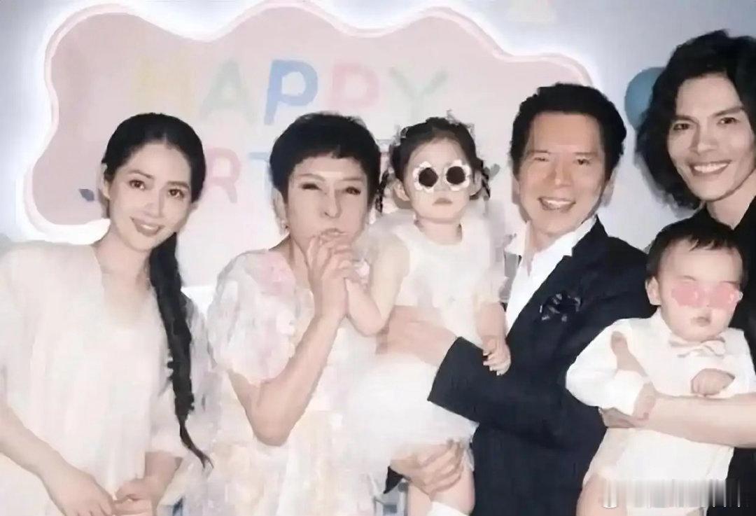 向佐受访曝弟弟向佑早已结婚！直言弟媳抽烟喝酒有纹身，心疼喊话：我弟有心理病，求别