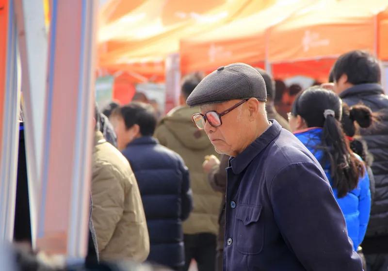 悯农
在外吃苦农民工
回家过年一阵风
热闹几天东西去
背包带具兴怱忽