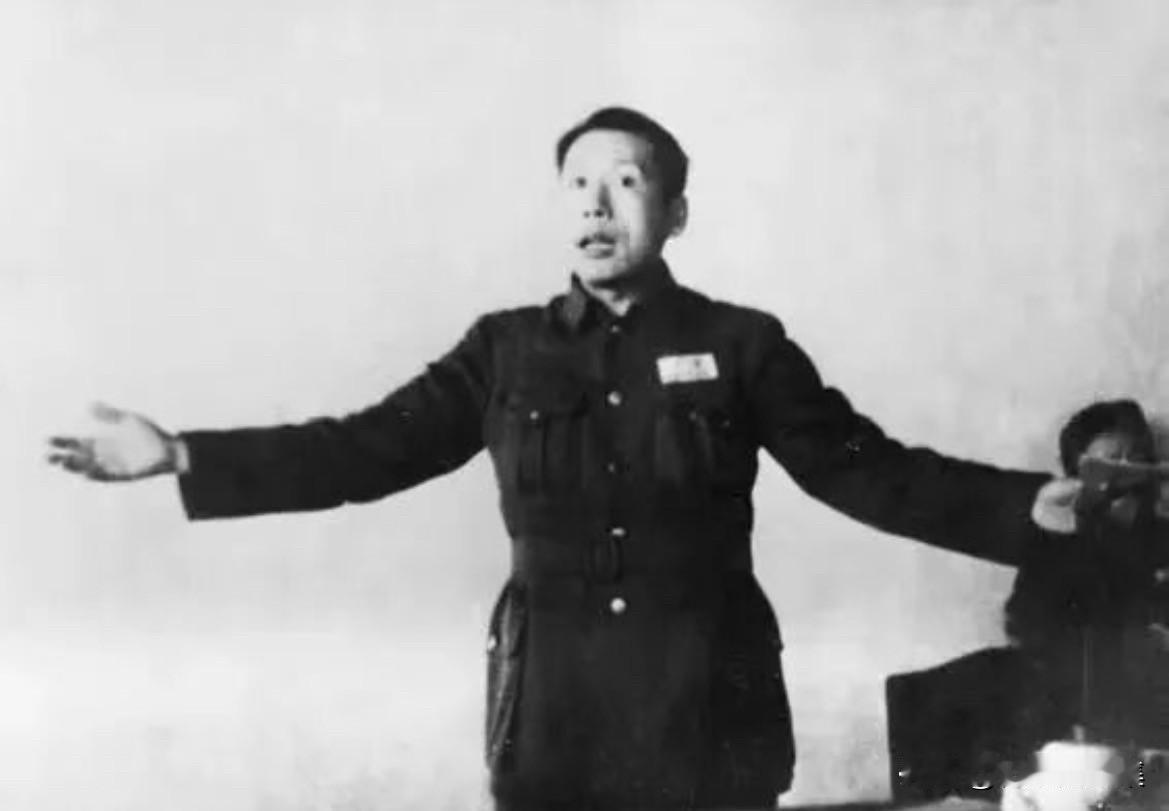 1947年，伍修权在东北军工生产工作会议上作报告的老照片。他的职务是东北民主联军