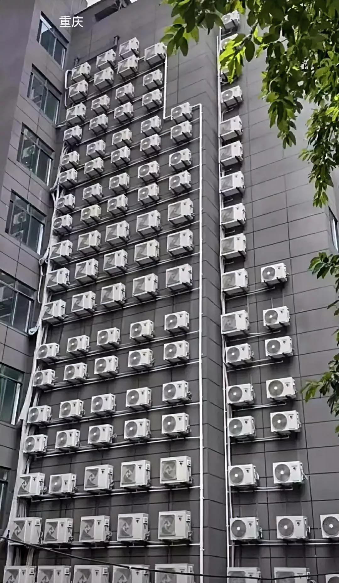 这么多空调排列整齐，挺壮观的