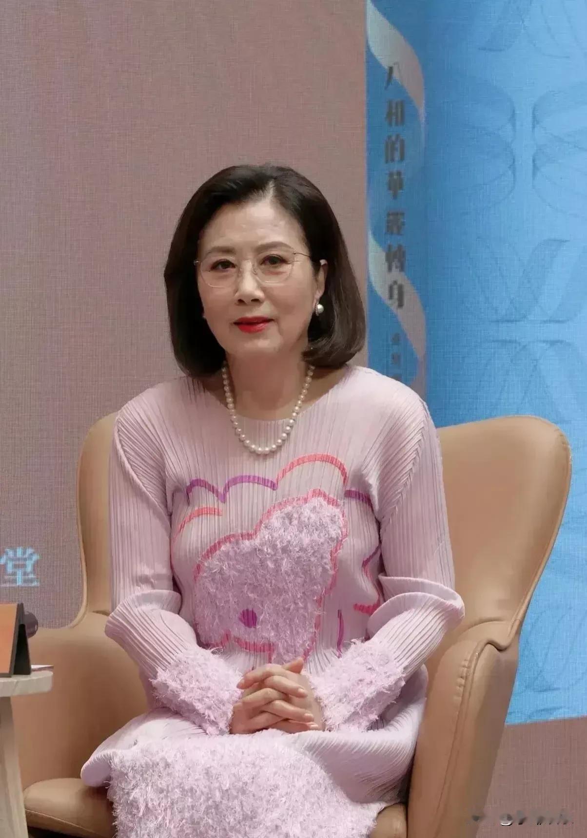 76岁还皮肤白皙如凝脂，什么逆龄神器被她藏起来了？简直不敢相信自己的眼睛，这状态