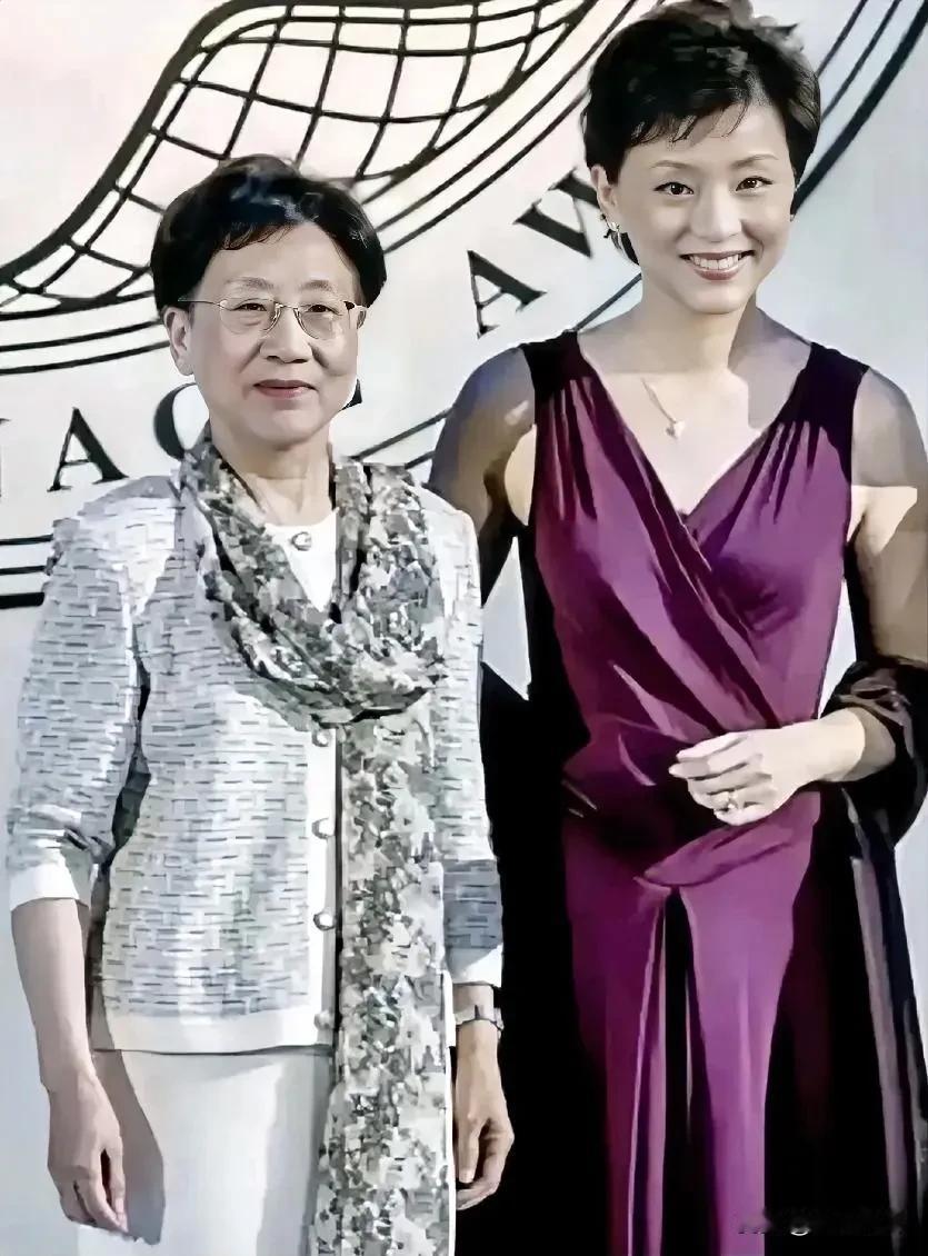 主持人杨澜与妈妈的合影，杨澜魅力独特，时尚大方，妈妈笑容满面温暖慈祥，气质高贵，