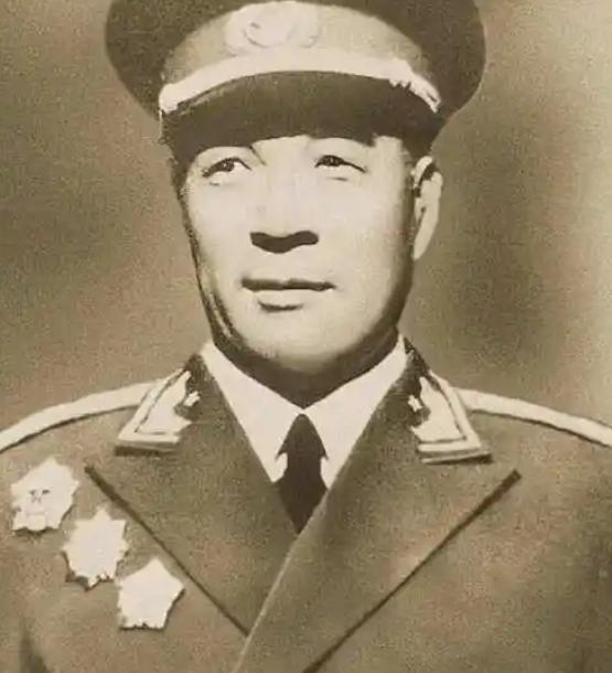 1955年时，四野名将聂鹤亭原拟被授予中将军衔，但他对此有些个人情绪，他是粟裕的