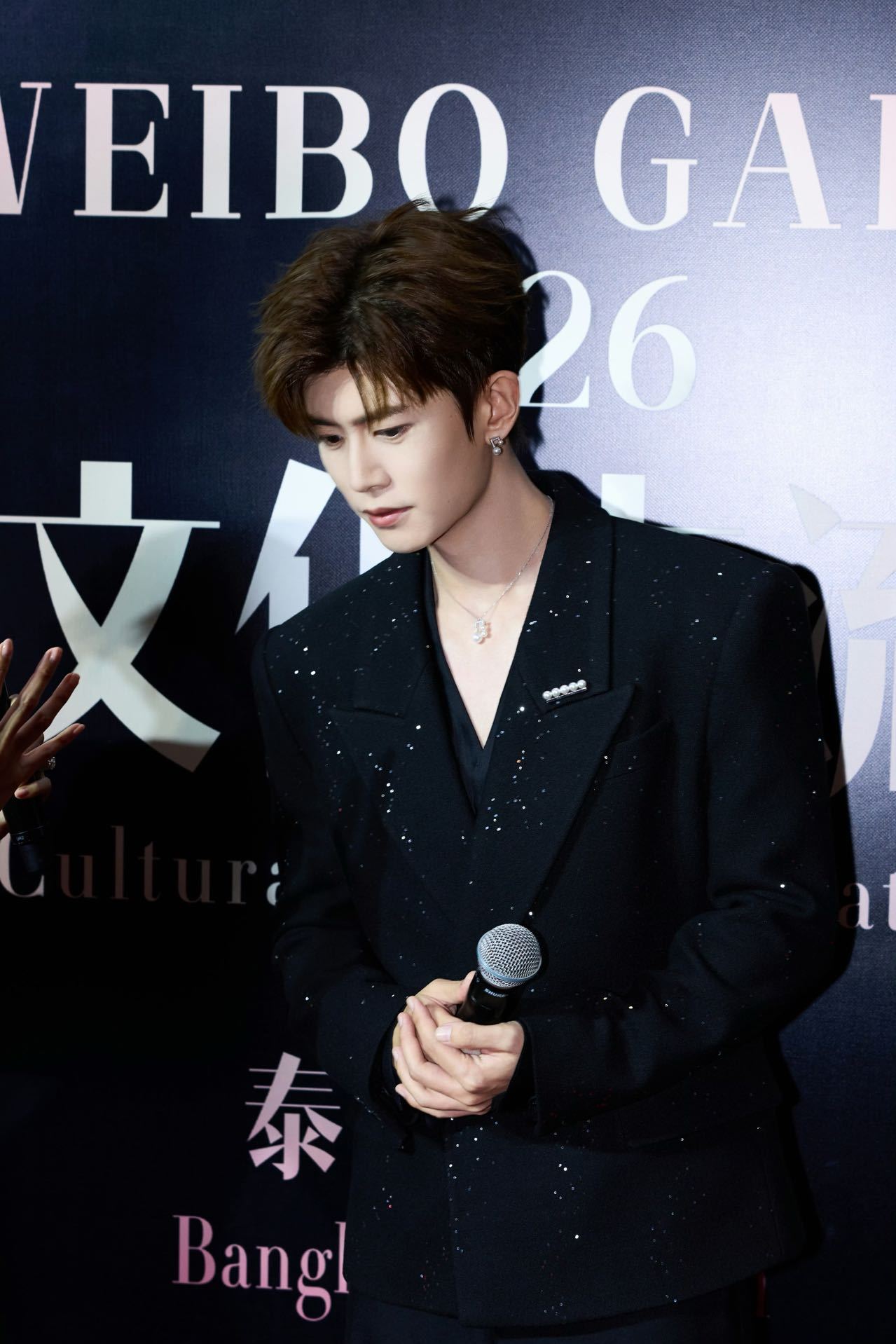 任嘉伦半个月获九个奖妥妥拿奖拿到手软的真实写照！任嘉伦半个月斩获九个奖项，亮相第