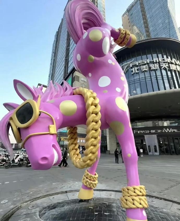 图1翻车，既然太原想用“马到成功”的寓意，改成[图2]这样不就行了吗？