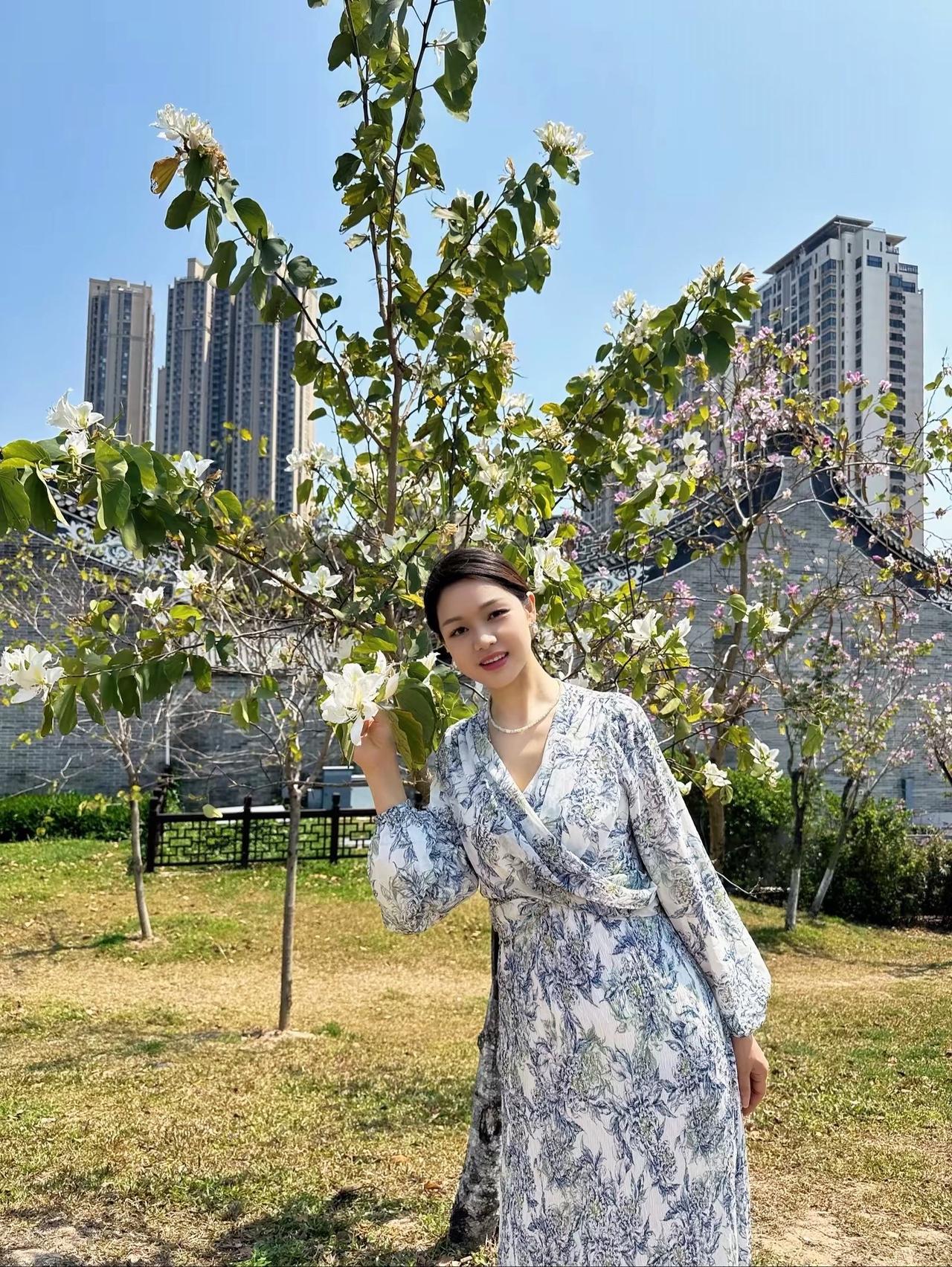 见花如面春日穿搭 春日赏花