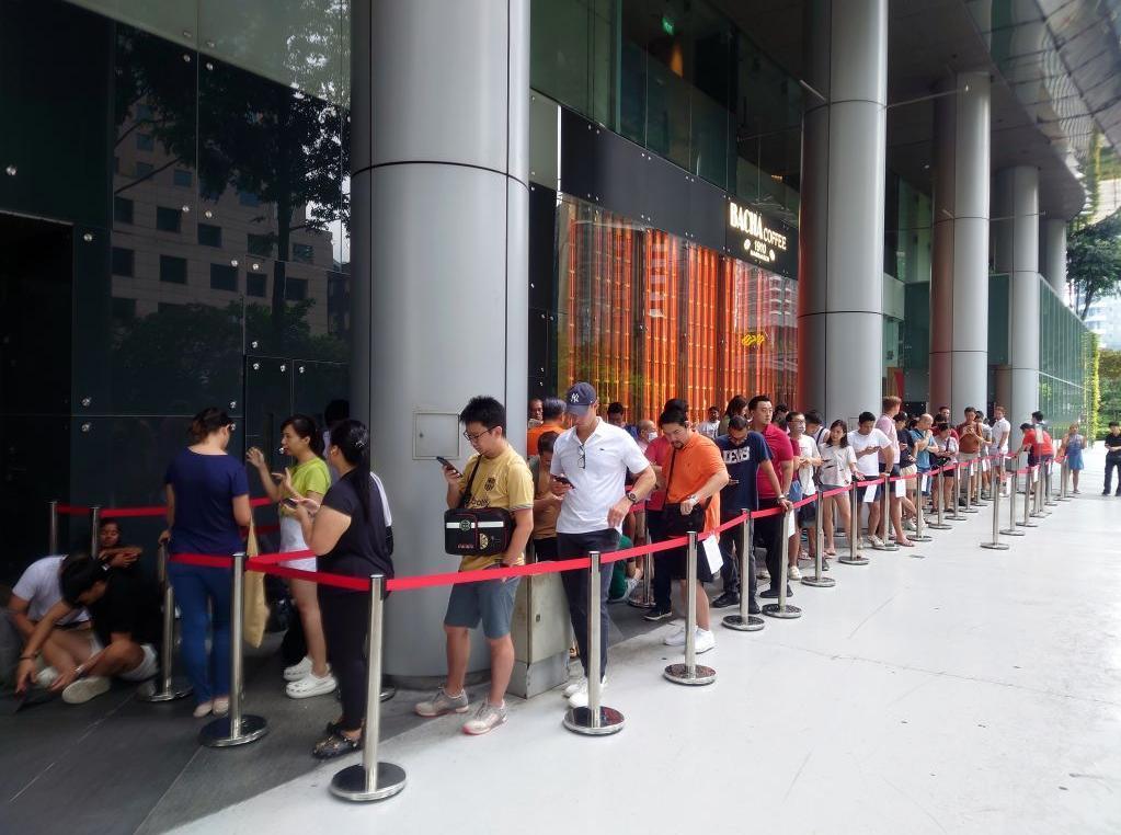 【斯沃琪新款 海外排长队，我们不买账】斯沃琪联名爱彼新款发布了，这一次新品与众不