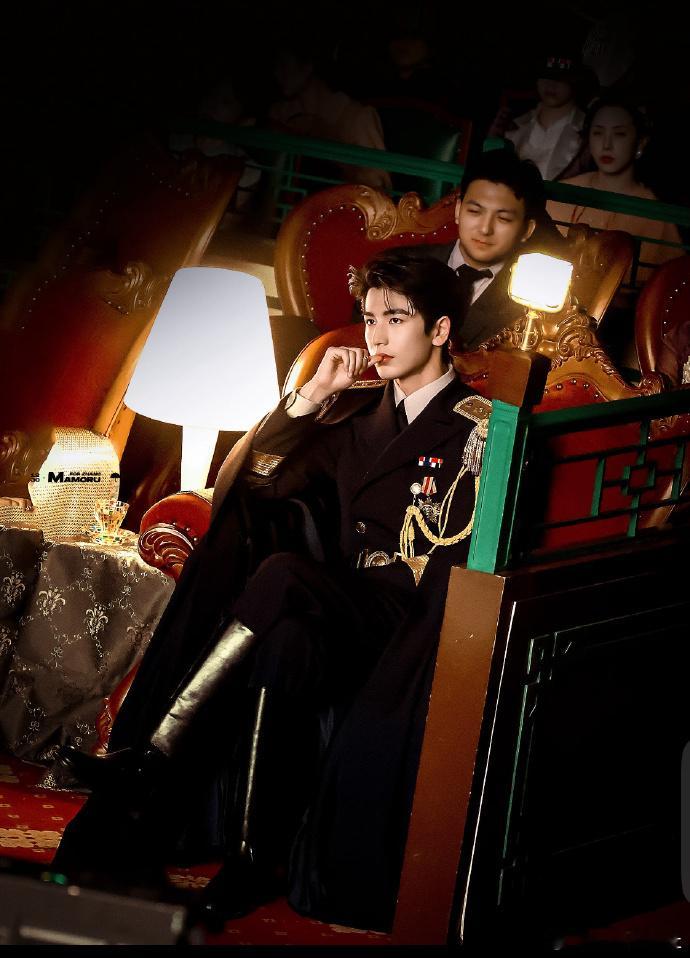 张凌赫 《这一秒过火过火》 名场面来啦！这一秒的帅度超标，直接帅进心巴~ ​这一