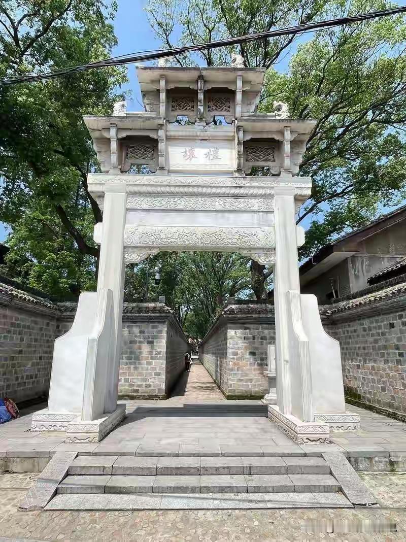 《新时代三字经》

枫林红叶

孩提时，童话奇，增想象，心欢喜。
入学堂，家教继