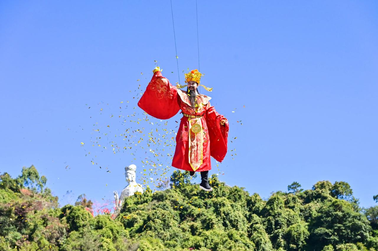 春节马上到来，东莞观音山竟然可以发“洋”财？近日，观音山上财气萦绕，金光闪闪，由