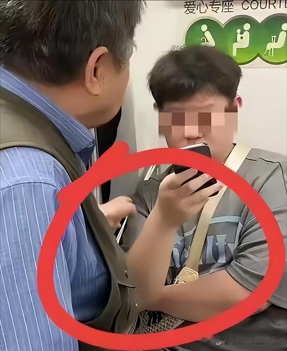 有一次，学医的儿子跟我去坐公交，正准备坐到爱心专座上，儿子一把拉住我胳膊说你羞不