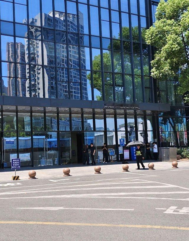 曝长江国际十八楼搬空了什么？？？还没去过就搬空了吗？太可惜了吧，搬到哪里去了？ 
