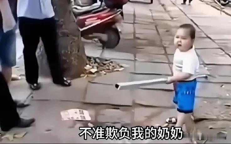 小孩手拿钢管硬刚城管？
这个视频相信很多网友都看过，当年周围的人看着眼前这个小男