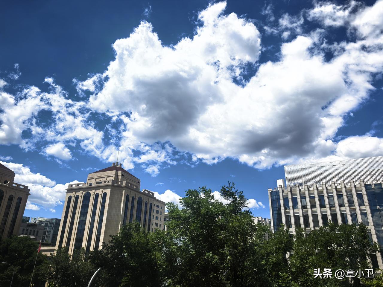 北京这几天蓝天白云，气温凉爽，还有微风，空气湿润，变成宜居城市了，北京考生太有福