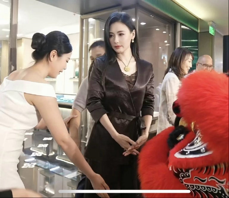 第二眼才看到张柏芝戴了黄金 黄金：我很闪。张柏芝的脸：你往后让让。今天的路透全程
