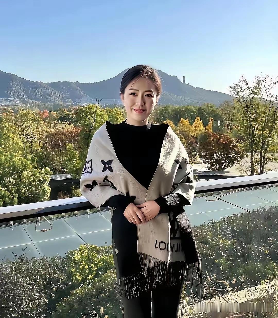 女人对付男人的杀手锏
有两个

第一，夸，使劲的夸他
第二，就是撒娇

100%