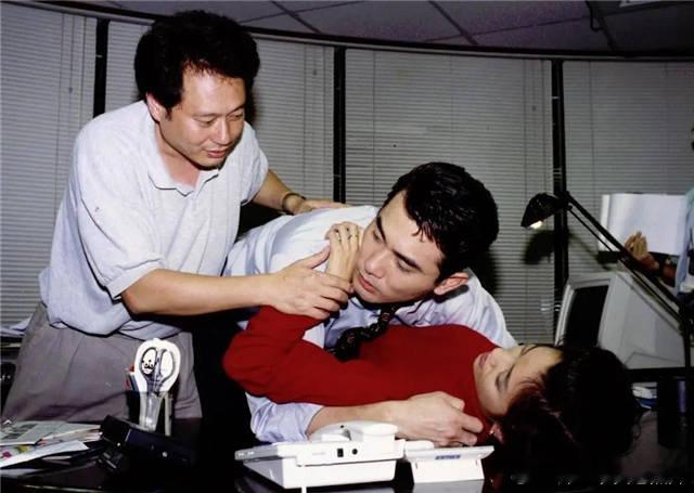 1994年，李安指导在《饮食男女》中饰演情侣的赵文瑄和吴倩莲如何拍摄热镜头。 