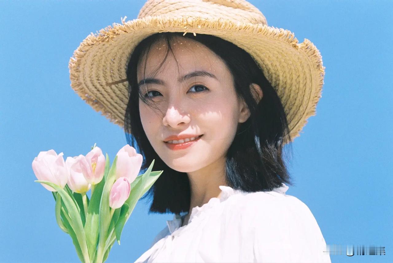 笑靥如花映日红，轻纱薄衫映晴空。