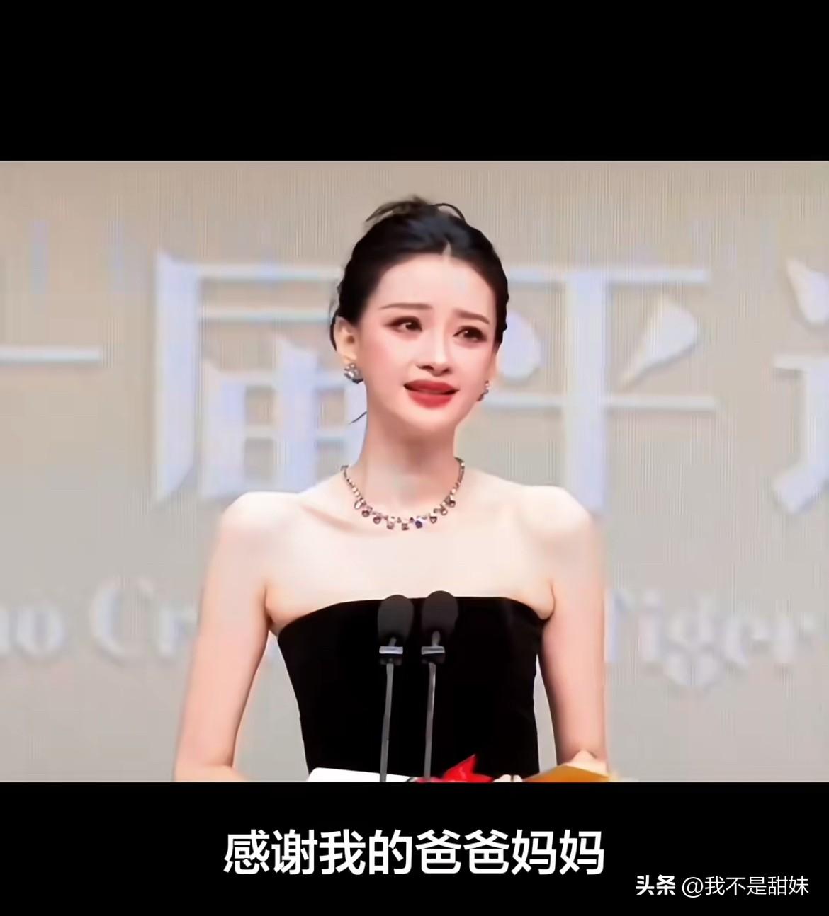 男主角给了孙怡一个飞吻😘
董子健就坐在旁边[笑哭][笑哭]，刘昊然都替兄弟尴尬