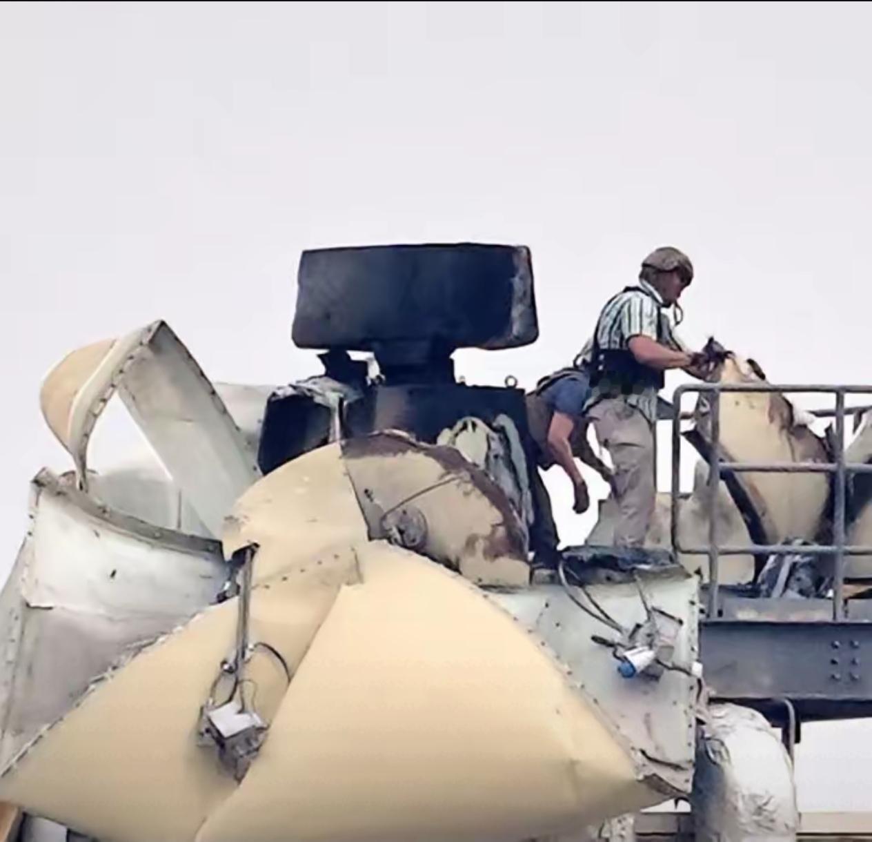 这张网友发的遭无人机袭击后，美国驻巴格达大使馆屋顶拍摄的照片不像假的。 一台用于