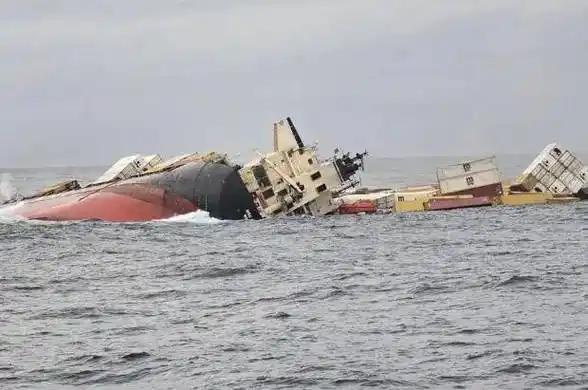 突发警报！波斯湾一夜炸响，2艘油轮被无人机轰成火球，不到一个月19艘商船接连遇袭