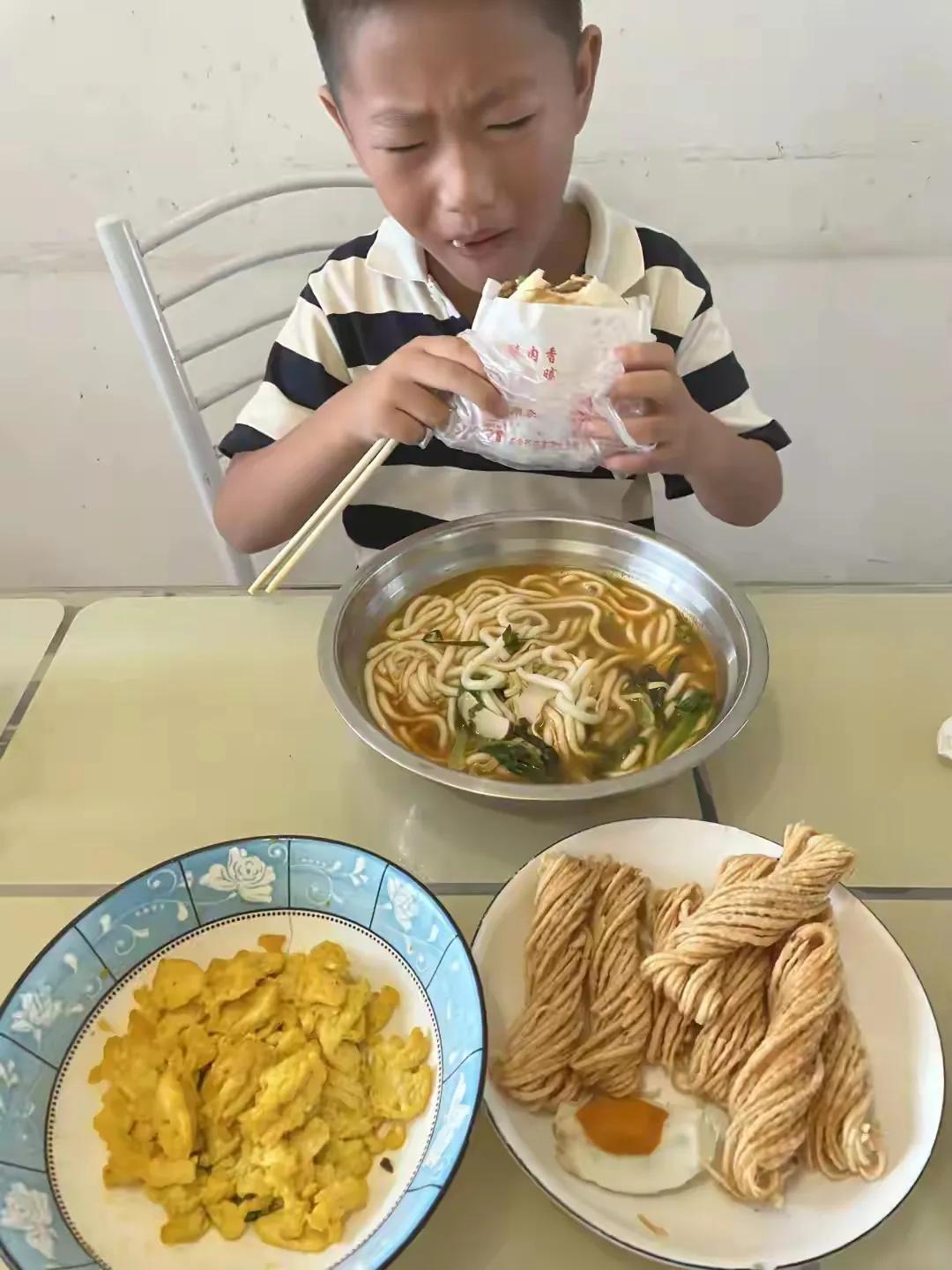 大家都来看看普通人的生活吧，因为挣钱艰难不可能餐餐都是大鱼大肉的，特别是当下天气