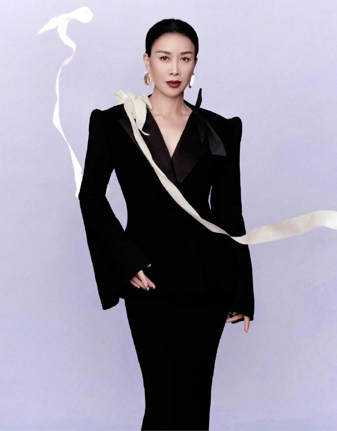 那英作为巴黎高定周新晋品牌，Peet Dullaert的精致工艺和那姐的女王气质