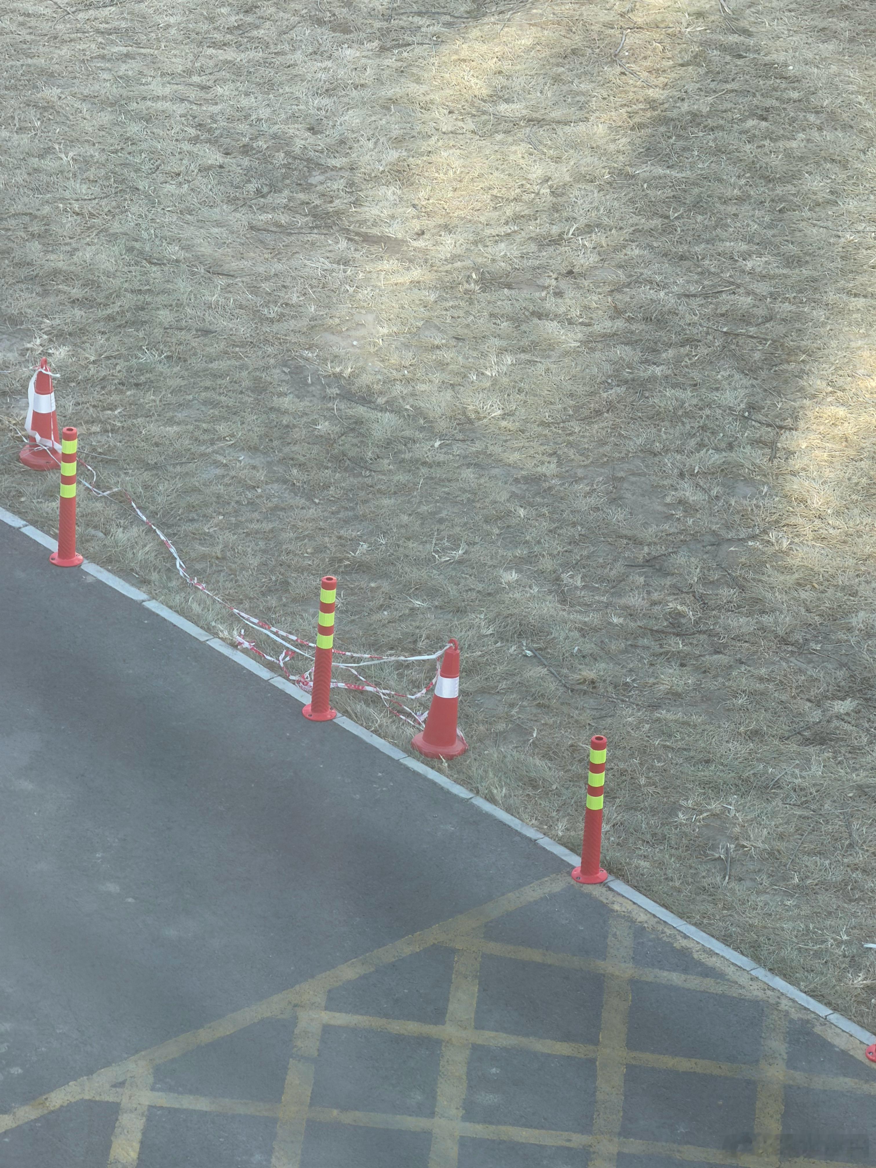 我们这物业真是有点大病周末一大早拿气枪钉隔离桩一枪一个钉周末安静的早上满小区回音