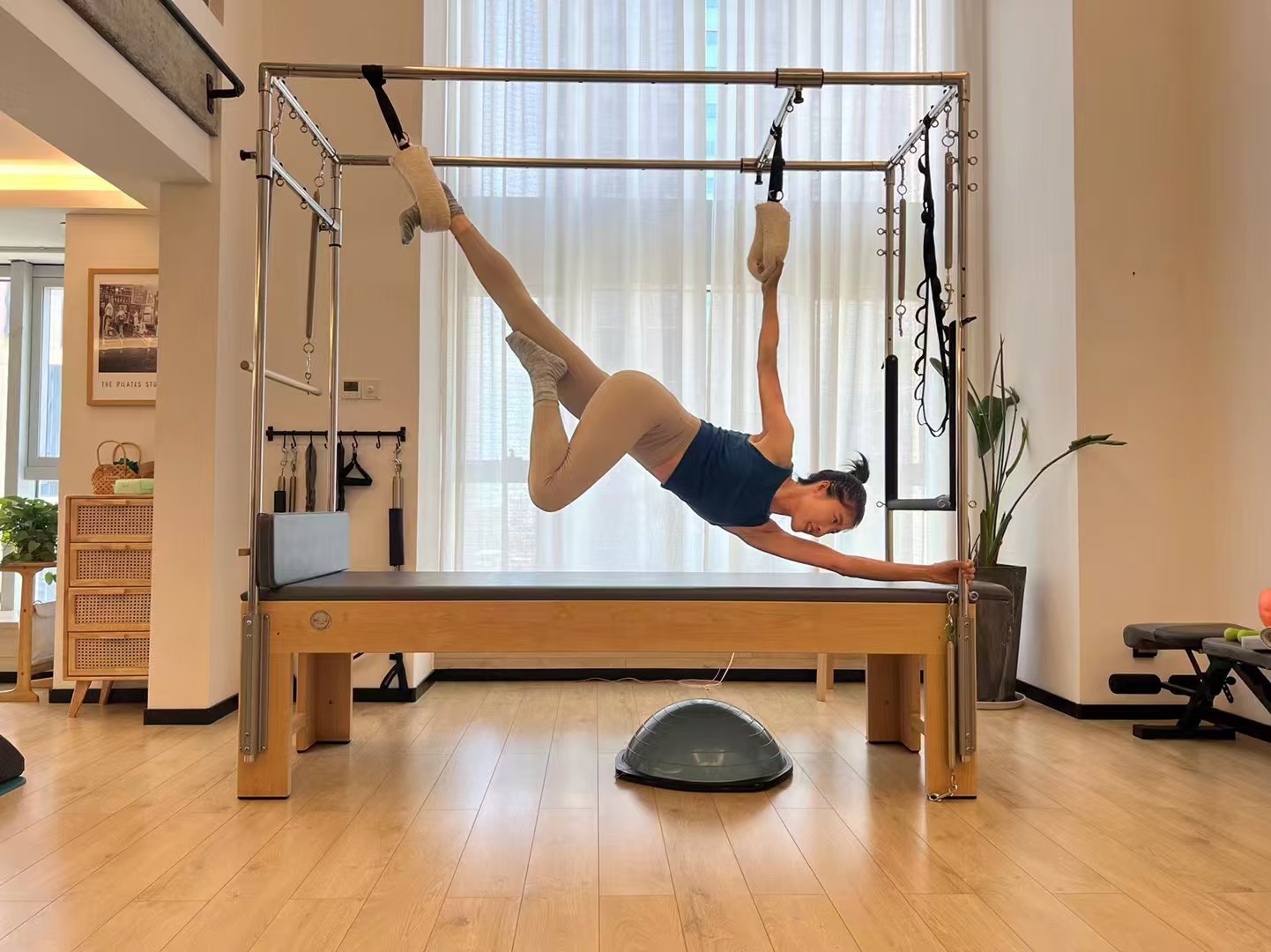 朋友是普拉提教练，想着要不要开一家普拉提馆。她自己也会上课，另外还有几位老师。我