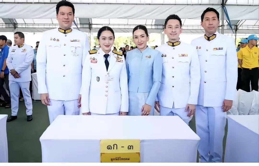 8月12日，泰国被停止总理兼文化部长佩通坦，再次携丈夫皮塔卡及姐姐姐夫参加了在曼