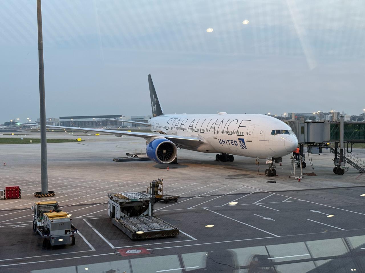 活该被滞留
 
昨天中日航班十二条线停航，一些不听劝阻的旅日游客被滞留日本机场急