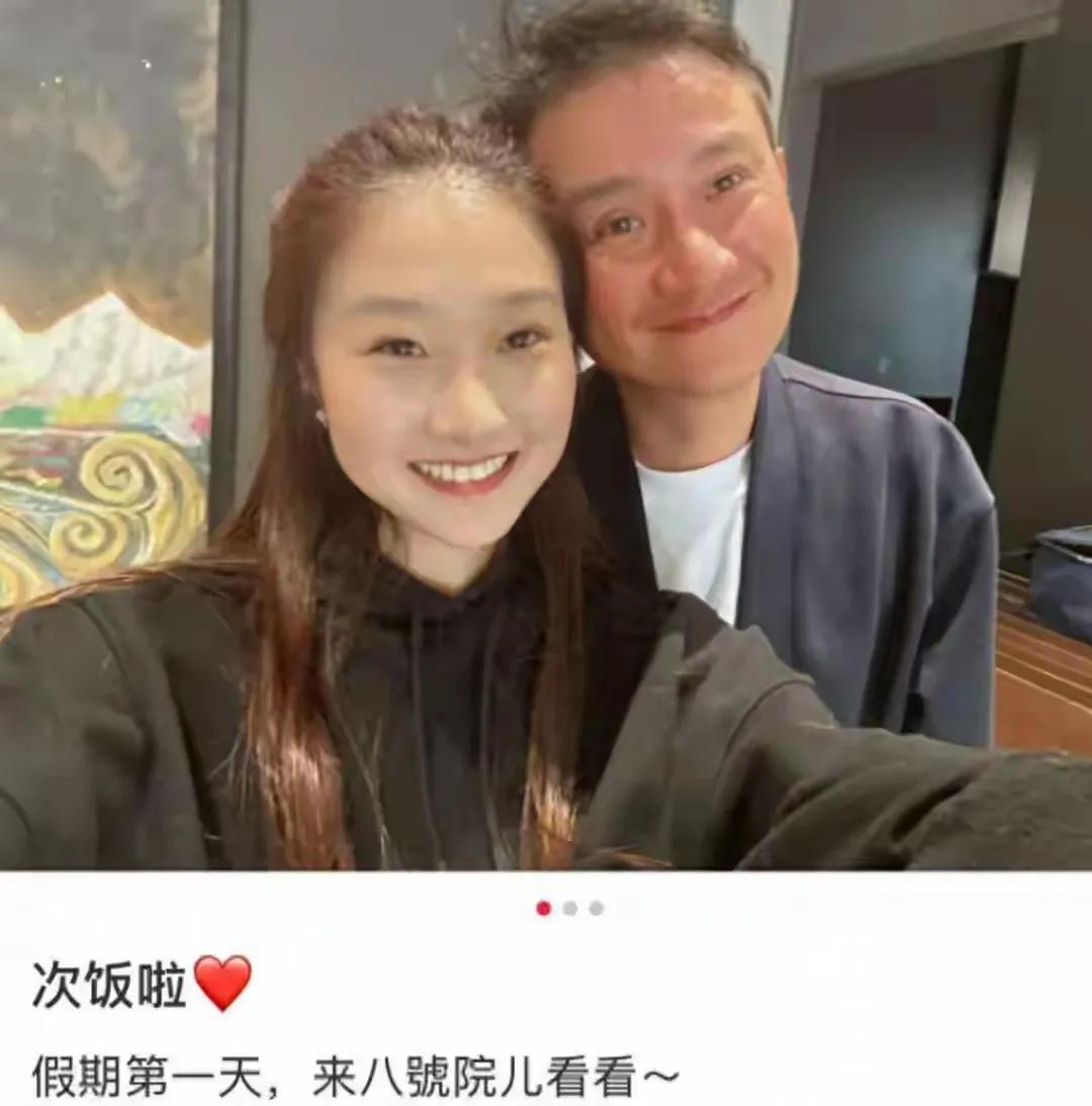 文章和马伊俐的女儿，又像爸爸也像妈妈，父母的五官集合体。