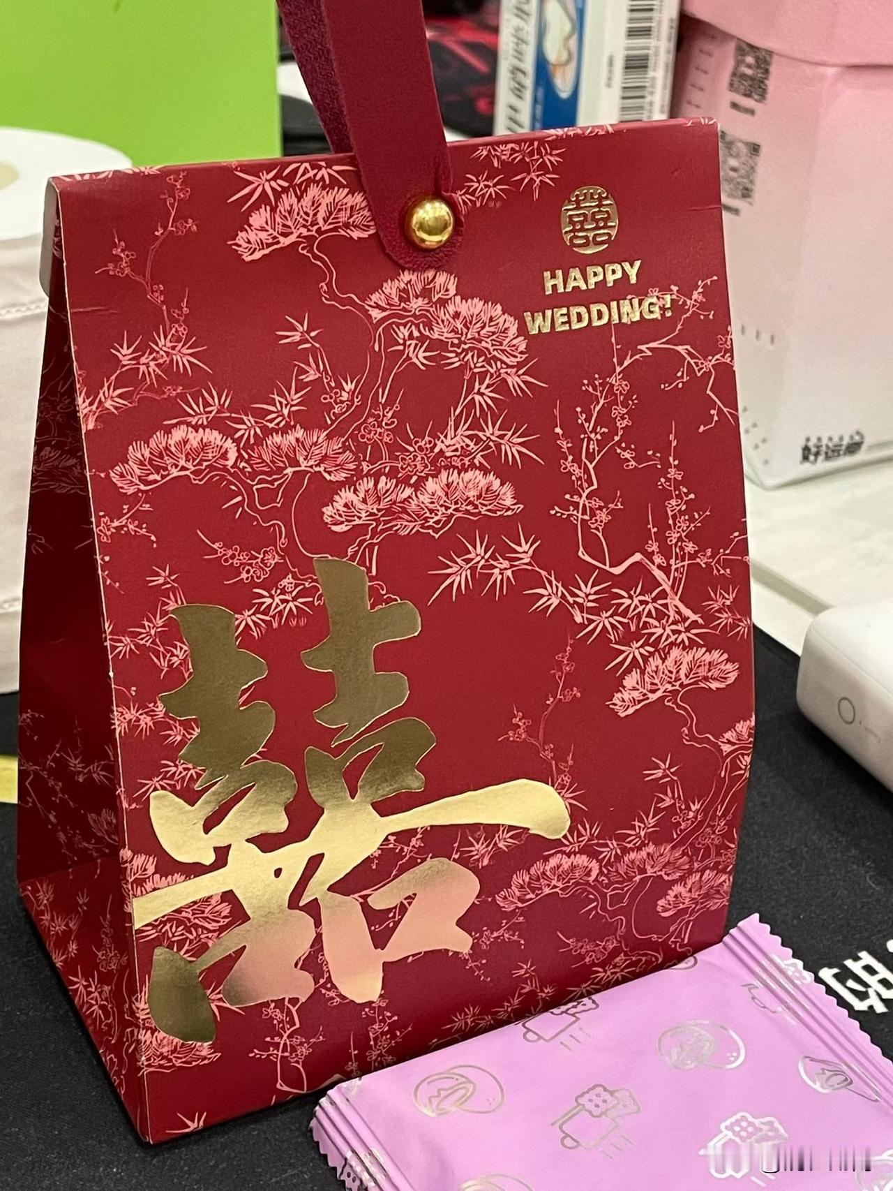 今天同事给了我一份喜糖！我记得我刚进单位那会儿，她还没入职，我们也没有人情上的来