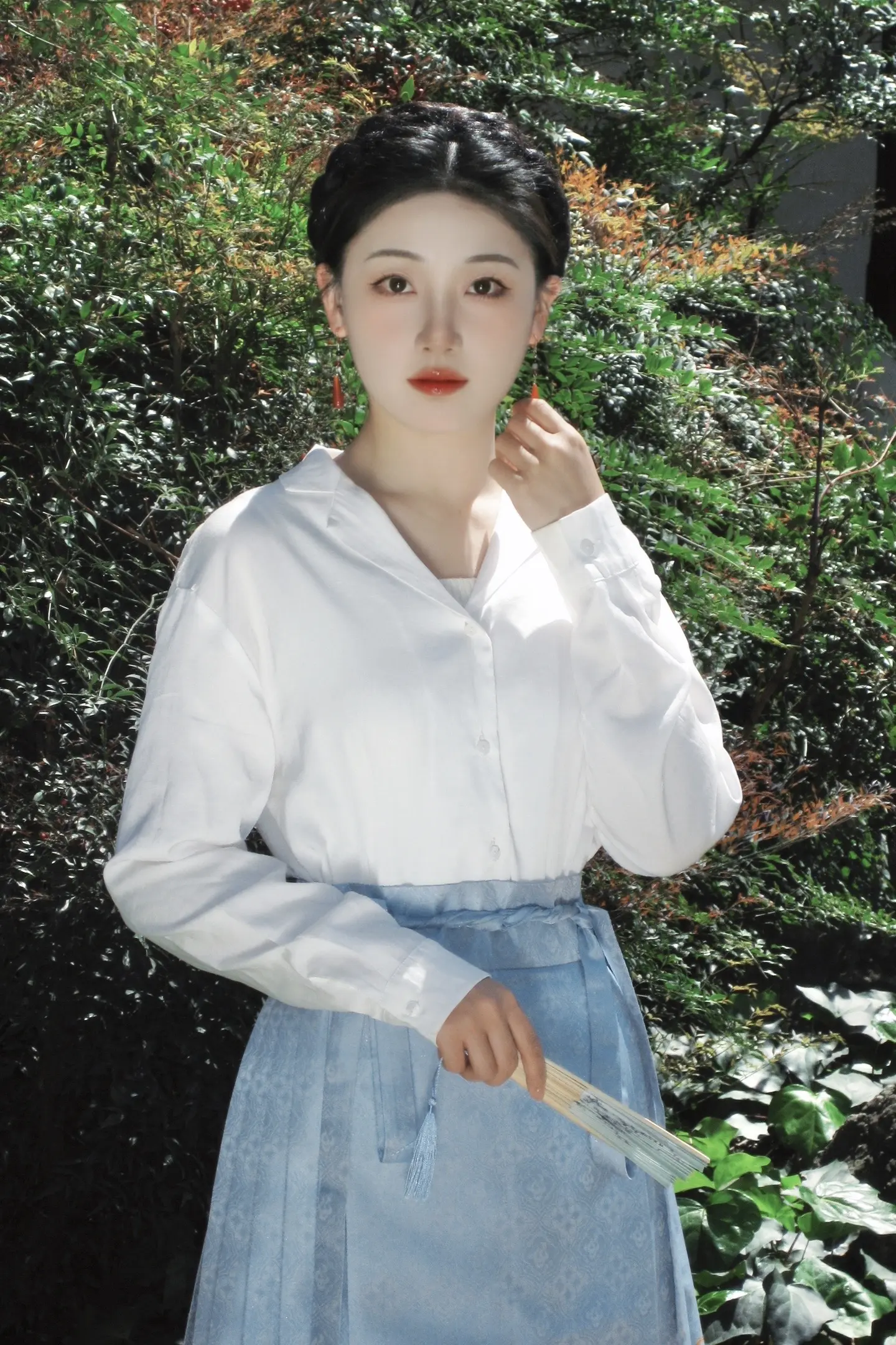 青青子衿，悠悠我心。纵我不往，子宁不嗣音？
