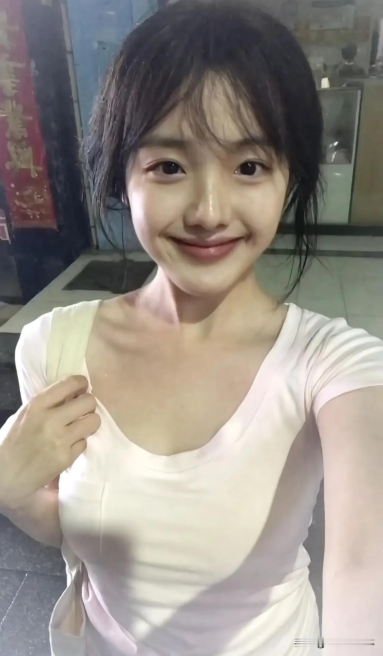 夏日少女心 
粉色短袖搭配阳光，  
每个转身都像在发光 
温柔又元气，  
谁