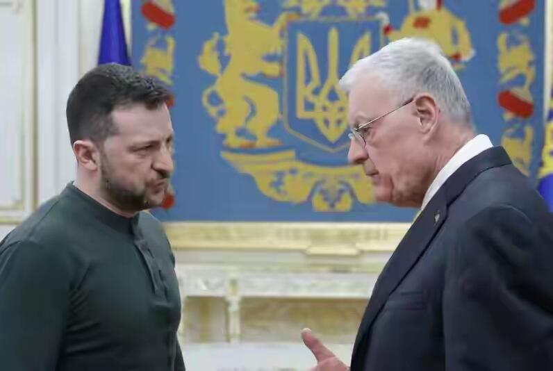 泽连斯基根基动摇了！腐败与战事不力，民怨沸腾！其亲手削弱反腐机构独立性，向自己人