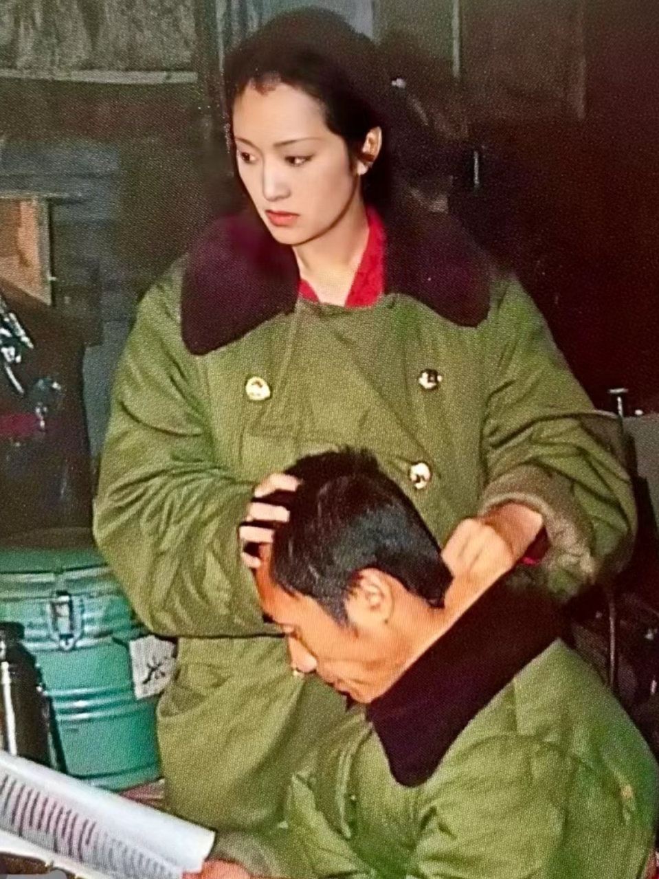 1988年在拍摄现场，巩俐正在为导演按摩导演正在研究剧本，看起来cup都快烧了，
