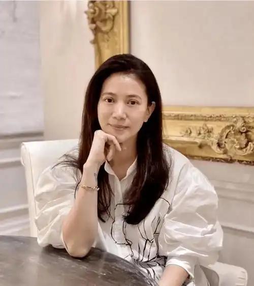 有人说袁咏仪是个极其彪悍的女人。
 
2004年，小S在节目里问她，你这么嚣张，