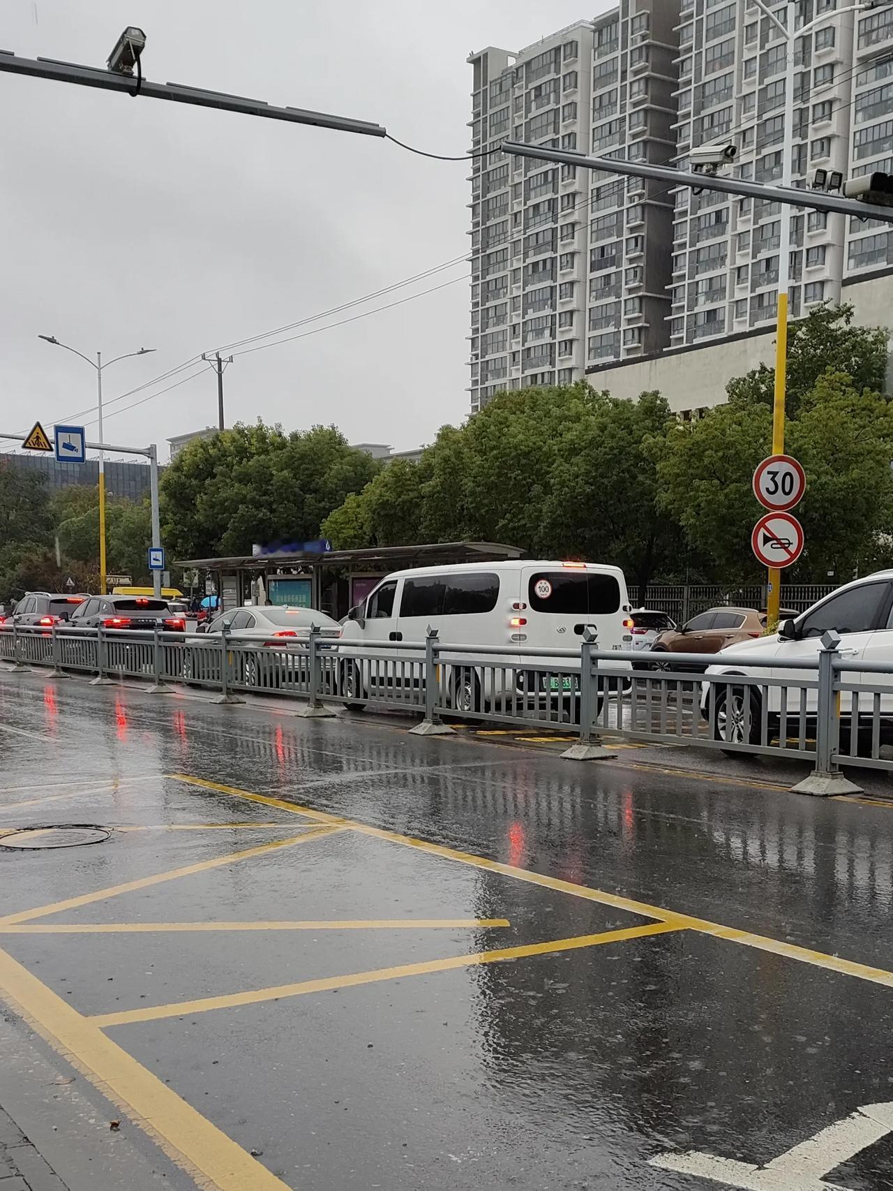 336路公交，可以说十分不靠谱。下雨天把宝押在336路，没有一次不迟到的。一趟公