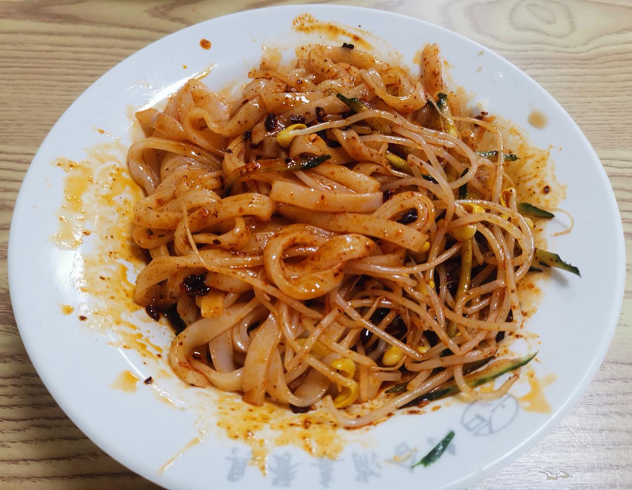 汉中人的早餐、午餐、晚餐都是从面皮和花生稀饭开始的。