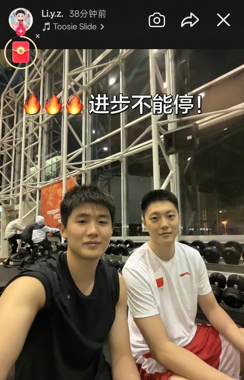 李悦洲晒出与胡明轩一起在健身房加练的照片，配文训练不能停！
李悦洲在接受采访时特