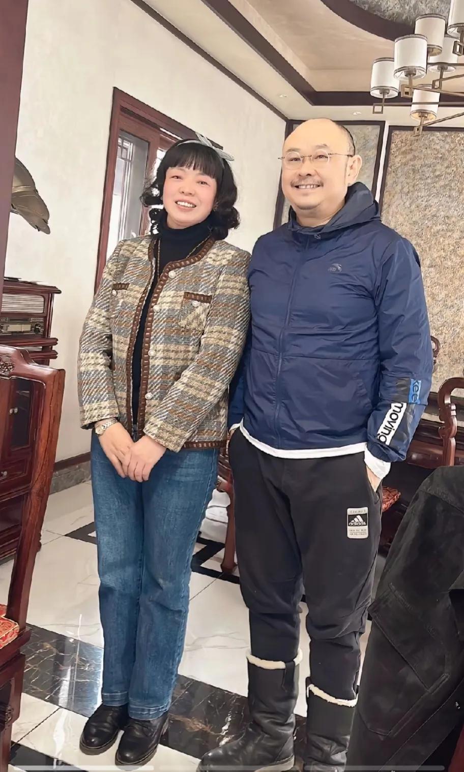 刀郎先生的歌好听，人也有魅力，才华横溢，人品更是杠杠滴，这样一个真爷们，谁能不喜