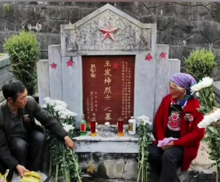 痛心！
2007年，李金花贷款2000元作为路费带着两个儿子看望丈夫，时隔28年