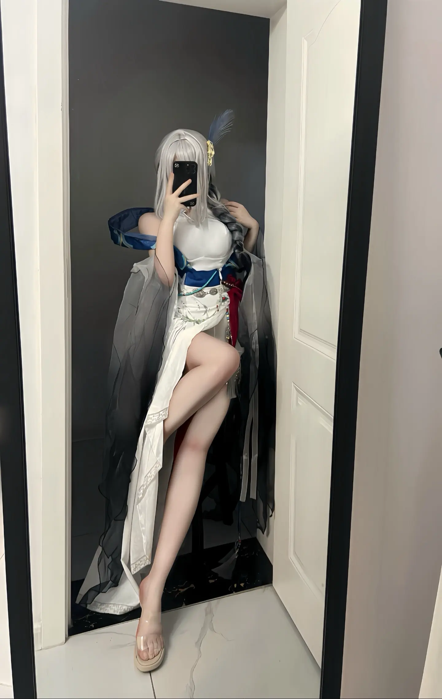 初见她漫步溪桥下神女