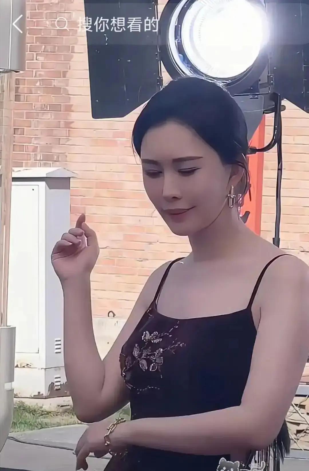 田朴珺穿件低胸裙就开播，在线从8万跌到2万，销量只剩0.5%，粉丝直接取关。
 