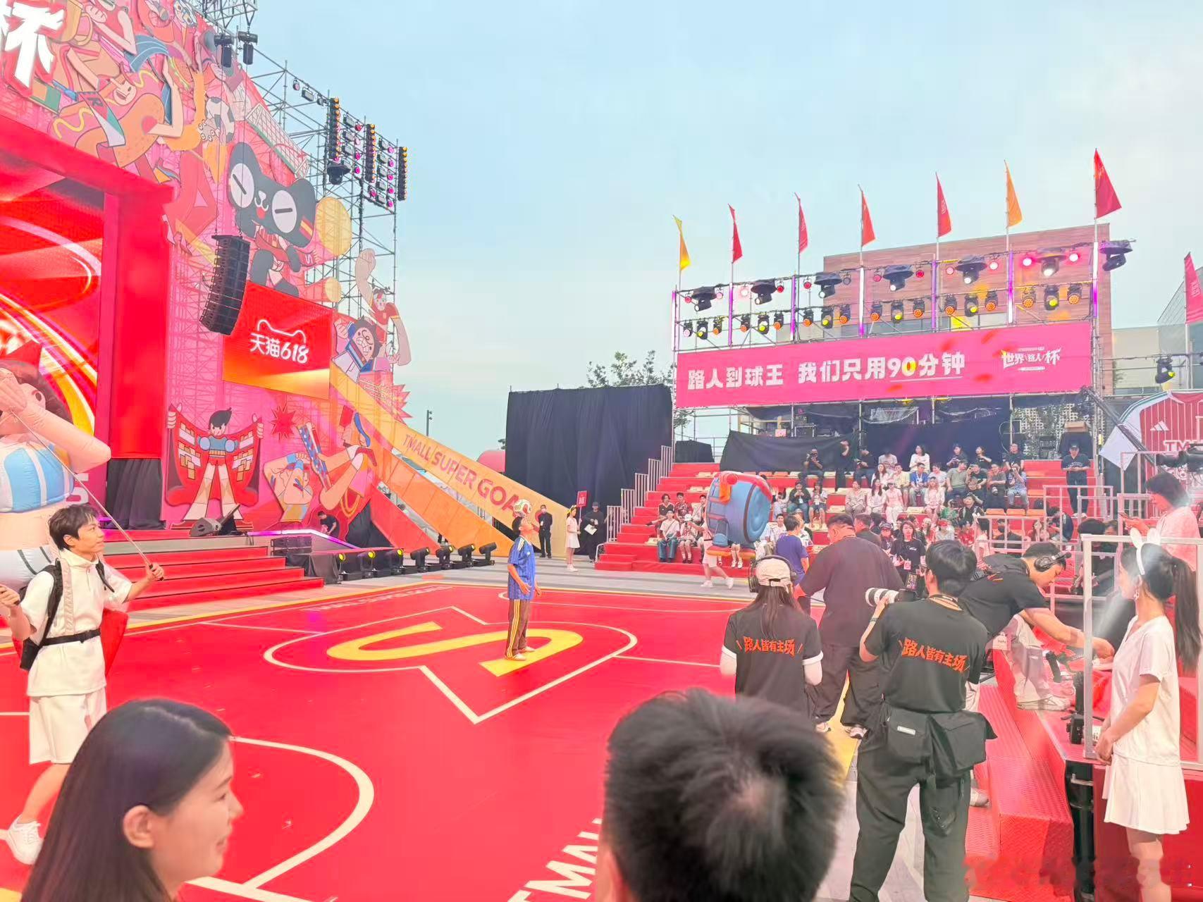 计划有变中国球迷去上海西岸团建 足球场旁边有个小摊位卖周边，价格还算良心，我买了