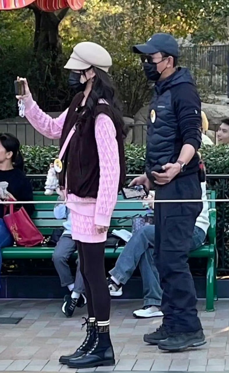 唐嫣罗晋带娃逛迪士尼  真的很甜蜜和温馨了。唐嫣好高呀，身材也好好[嘻嘻][嘻嘻